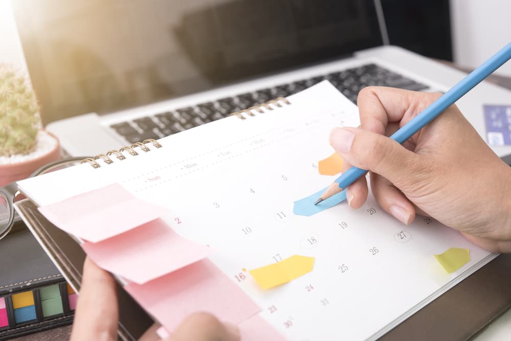 Tu vida transcurre hoy. No es inteligente estropearla de esa manera. Anota bien tus citas y compromisos pues durante los últimos días del mes tiendes a la dispersión y podrías perder una buena oportunidad laboral si no acudes a tiempo a tus reuniones.