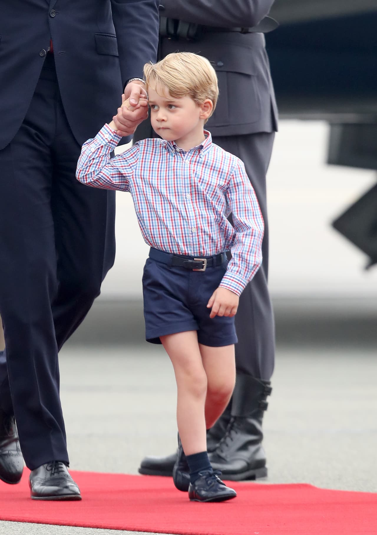 El adorable niño estuvo en todo momento de la mano de su padre el príncipe William.