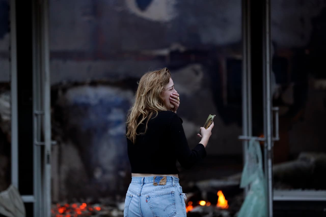 Y para sus dueños, no solo se trata de la destrucción física de sus locales o robo de mercancía, sino también la desaparición de sus sueños y esperanza de toda la vida, e incluso de generaciones en sus familias.