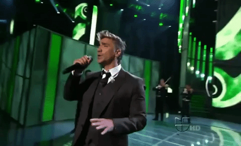Alejandro Fernández apareció con nuevo look en Premio Lo Nuestro 2010 donde cantó el tema 'Estuve' acompañado del Mariachi Voces de América. 'El Potrillo' además recibió el Premio a La Excelencia de ese año.