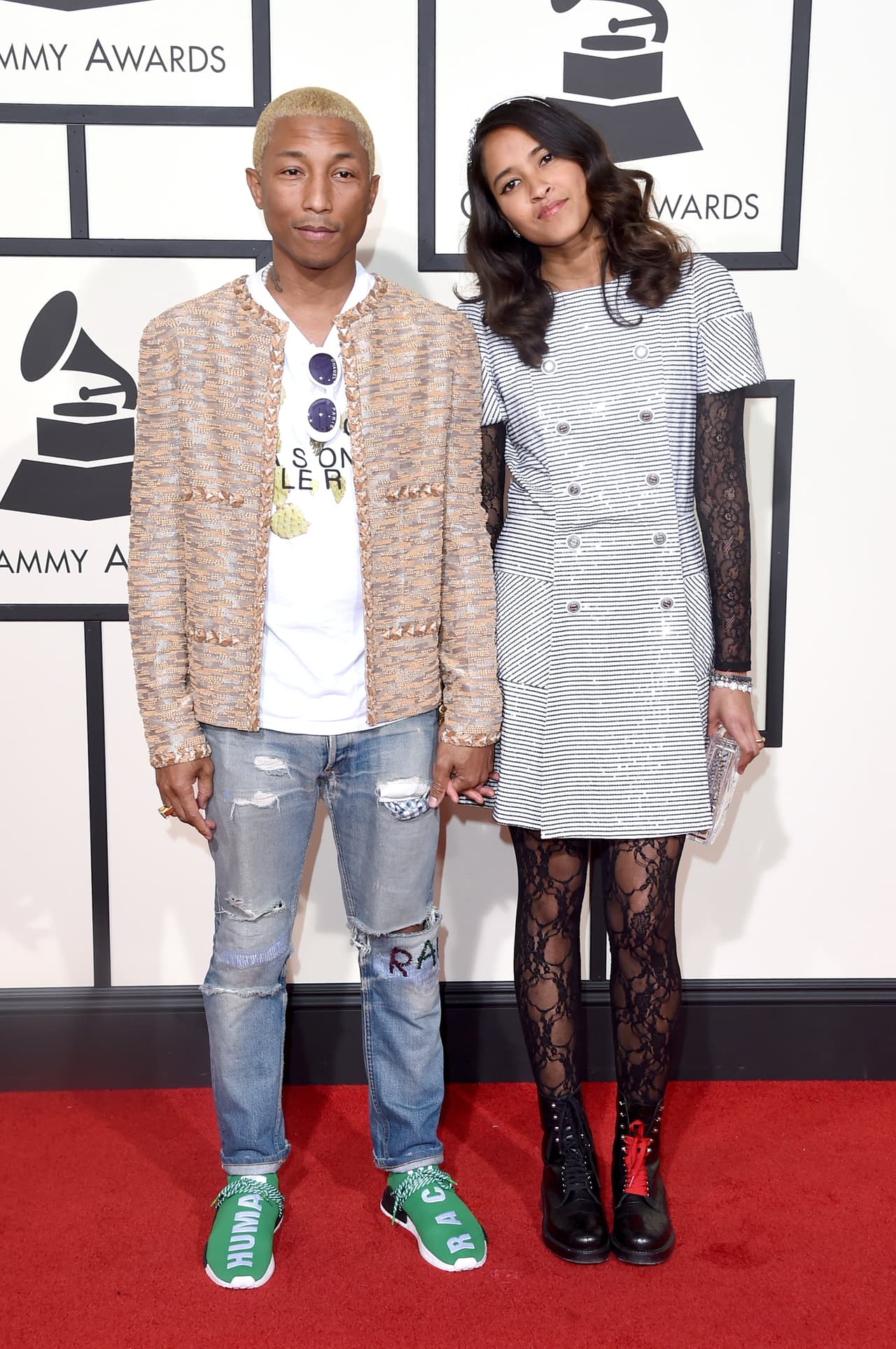 Pharrell, que es diseñador e inspirador de estilos en todo el mundo, ni siquiera se tomó la molestia de ponerse en un traje, eligió sus jeans rotos, sus tenis verdes y buscó una chaqueta Chanel femenina de la última colección, muy acorde a la tendencia 'genderless' del momento.