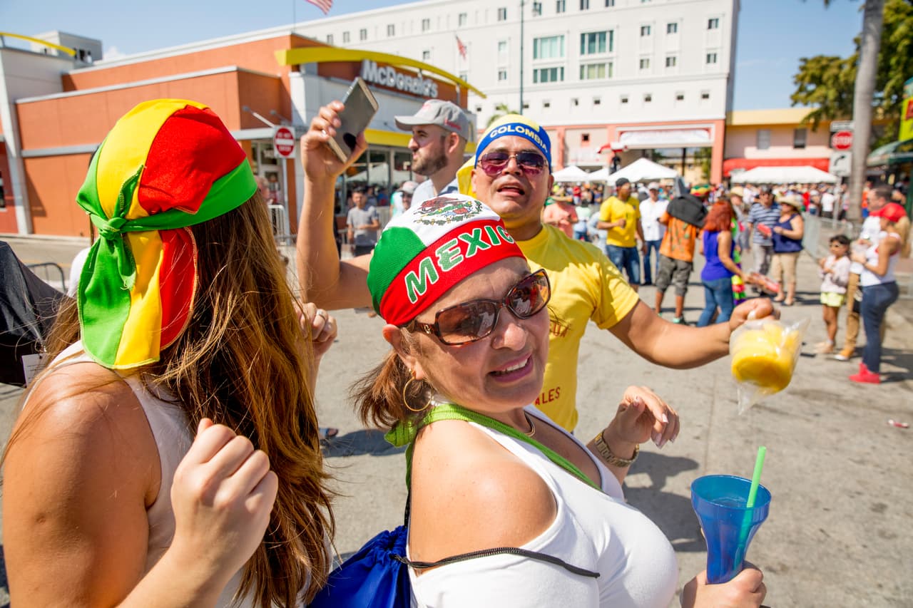Aunque la Pequeña Habana está considerado el corazón del exilio cubano porque fue el lugar al que llegaron muchos cubanos hace décadas, hoy tanto el barrio como el carnaval acogen a migrantes de toda América Latina: mexicanos, hondureños, bolivianos, gente de toda américa latina celebró en la tarde de carnaval en Miami.