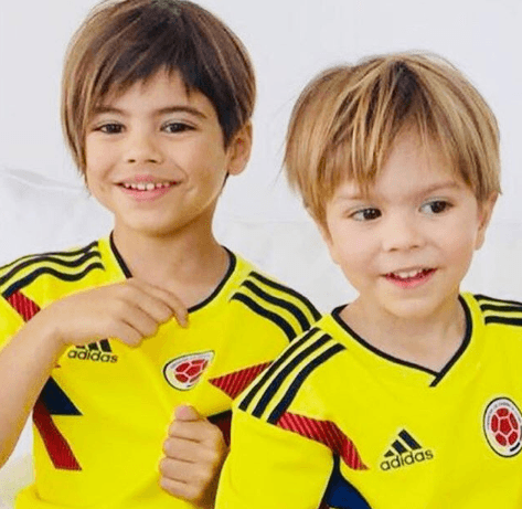 Shakira también compartió con sus seguidores en Instagram esta instántanea donde aparecen sus hijos Milan y Sasha Piqué, vistiendo el uniforme de la selección de Colombia.