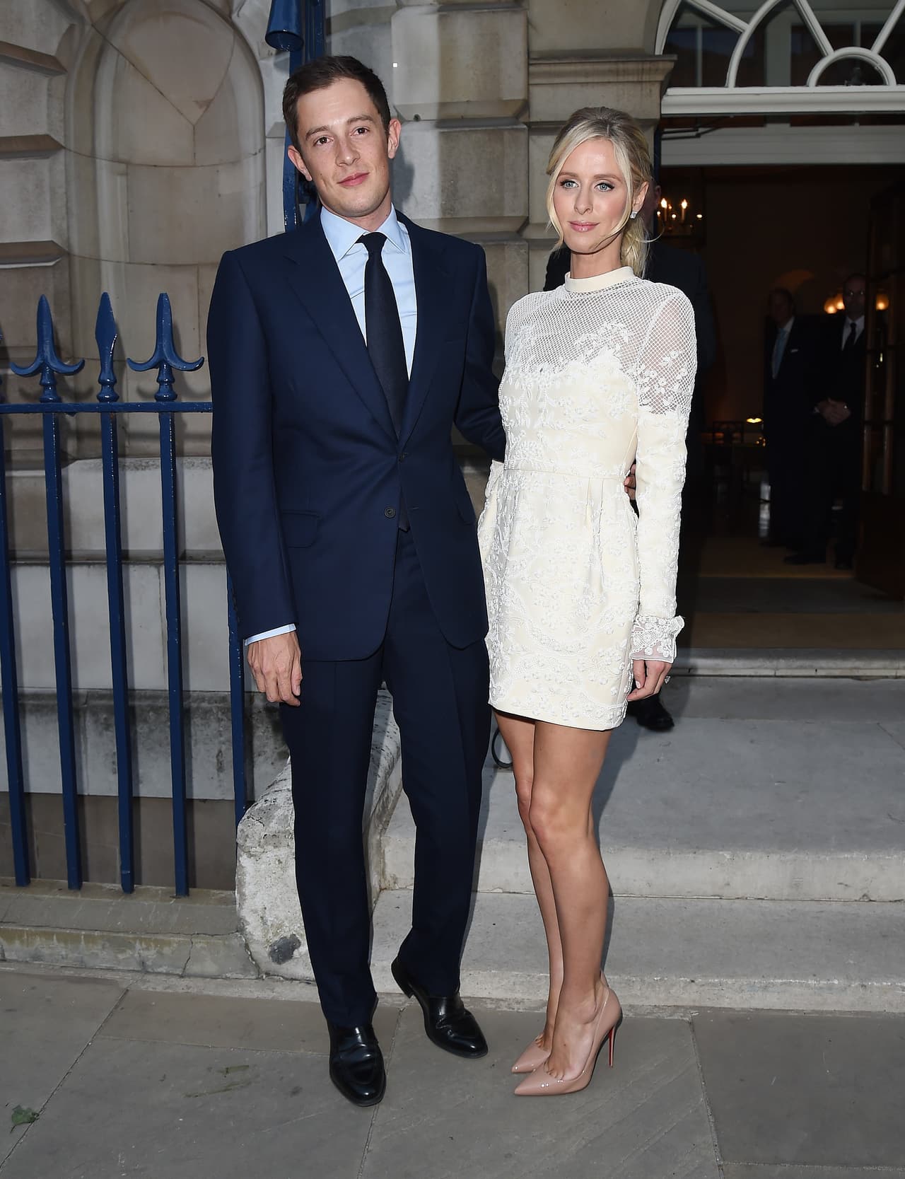 La hermana Paris y su prometido se comprometieron el verano pasado.