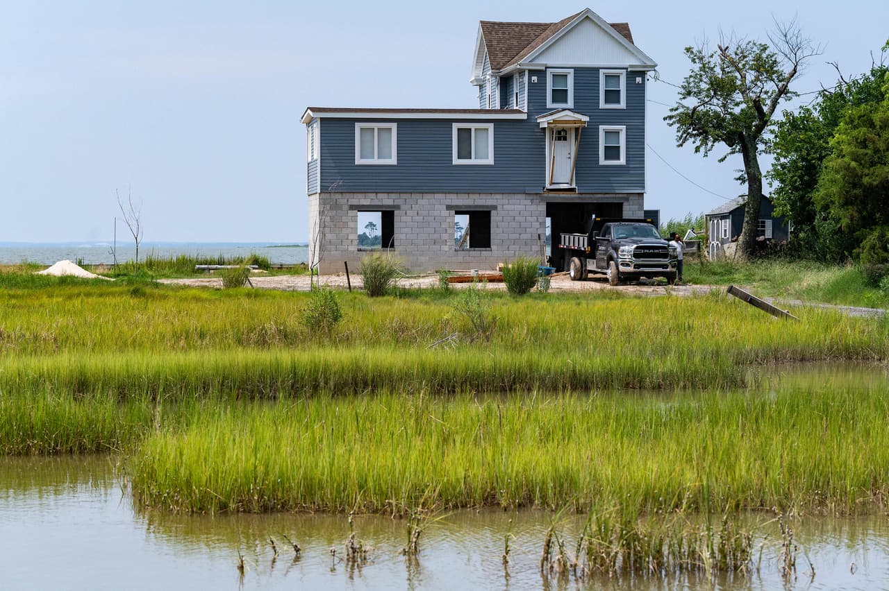 <b>Aumento del nivel del mar</b>
<br>
<br>Esta fotografía del 9 de agosto muestra una residencia de Hooper Island, Maryland, amenazada por el aumento del nivel de las aguas. A la casa se le construyó una nueva base para elevarla. Según la ONU, el mar ya ha crecido 20 centímetros desde 1900, 
<a href="https://www.univision.com/noticias/medio-ambiente/onu-informe-calentamiento-global-2021-desastres-naturales"><u>pero todavía podría avanzar medio metro más para 2100</u></a>. Cambios como el aumento del nivel del mar podrían ser "irreversibles, durante siglos o milenios en el futuro", advierte el preocupante informe de la ONU.