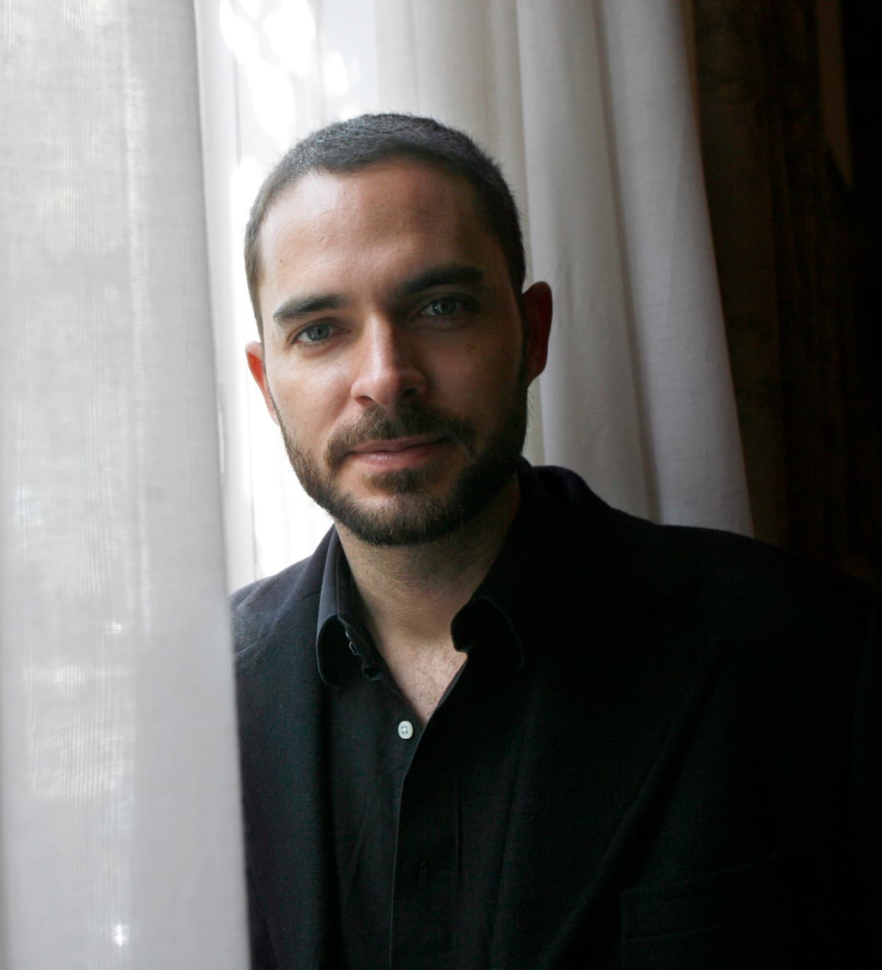 Manolo Cardona vivirá atormentado por la pérdida de su familia y su sed de venganza en esta impactante serie. Conoce más del actor y no dejes de verlo por UniMás.