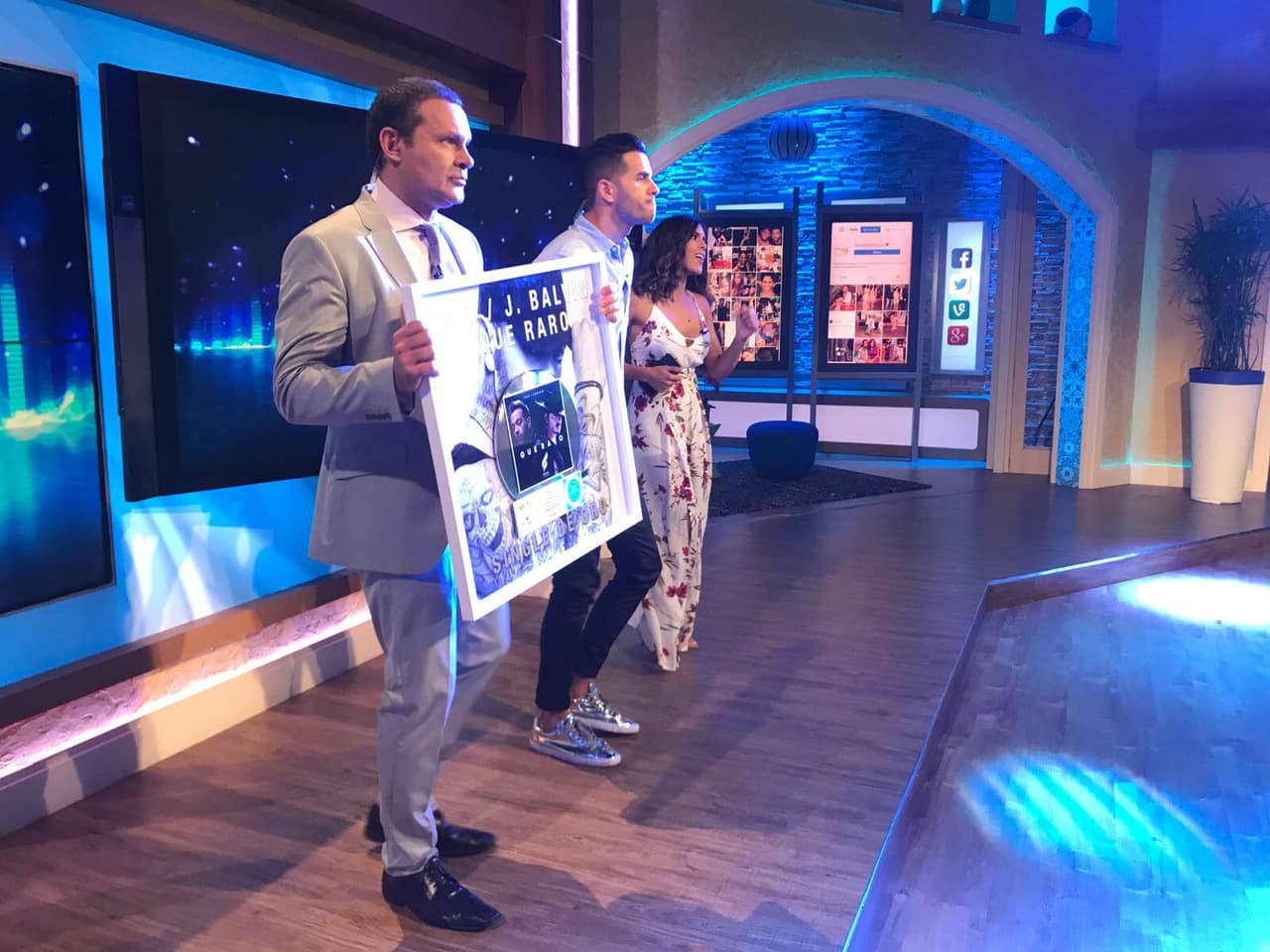 Alan Tacher tenía en sus manos una sorpresa para Feid, un reconocimiento que el cantante recibió lleno de emoción.