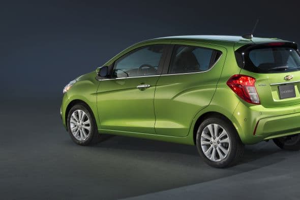 Minicar: Chevrolet Spark 2015- A su vez, cuenta con una estructura en forma de H bajo la zona de asientos que ayudan a proteger a los ocupantes de impactos laterales y dispone de un sistema inteligente de airbags, cinturones de tres puntos en todas las plazas, LATCH para asientos de niños, apoyacabezas ajustables, sensor de vuelco y columna de dirección colapsable.