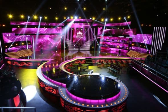 La gala arrancó con un homenaje a Selena. Las chicas se lucieron como nunca en unos retos que fueron diseñados para cada una de ellas. Mariana tuvo su propio show junto a Carlos Calderón, Francisca se robó el show con su personaje de Mela la Melaza, Clarissa se llevó senda ovación gracias a su merengue, Catherine imitó a JLo y Nathalia interpretó a Catalina Creel junto al actor Sebastián Ligarde. La hondureña Nathalia Casco ha demostrado ser imbatible en esta temporada de Nuestra Belleza Latina. Y es que al parecer no hay quien la baje del trono de la belleza. ¡Hasta a su BFF, Geisha, sacó de la competencia!