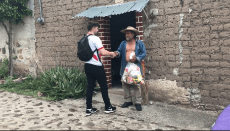 Como muchos jóvenes llamados 'millenians', Ben 'El Gringo' y el 'Team Brocoli' usaron sus redes sociales para pedir ayuda en los terremotos que sacudieron México en septiembre de 2017 y ellos mismos fueron a pueblos del estado de Morelos, uno de los más afectados en el centro de ese país, para entregar despensa a la gente damnificada.