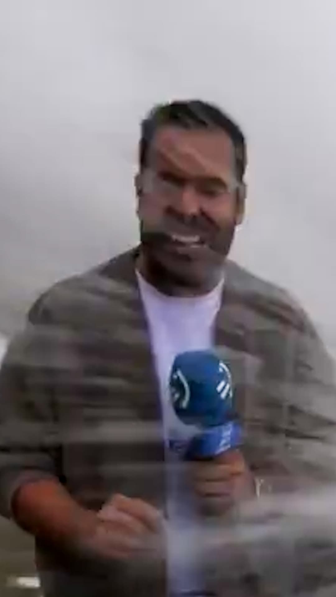 Un reportero es sorprendido por una ola
