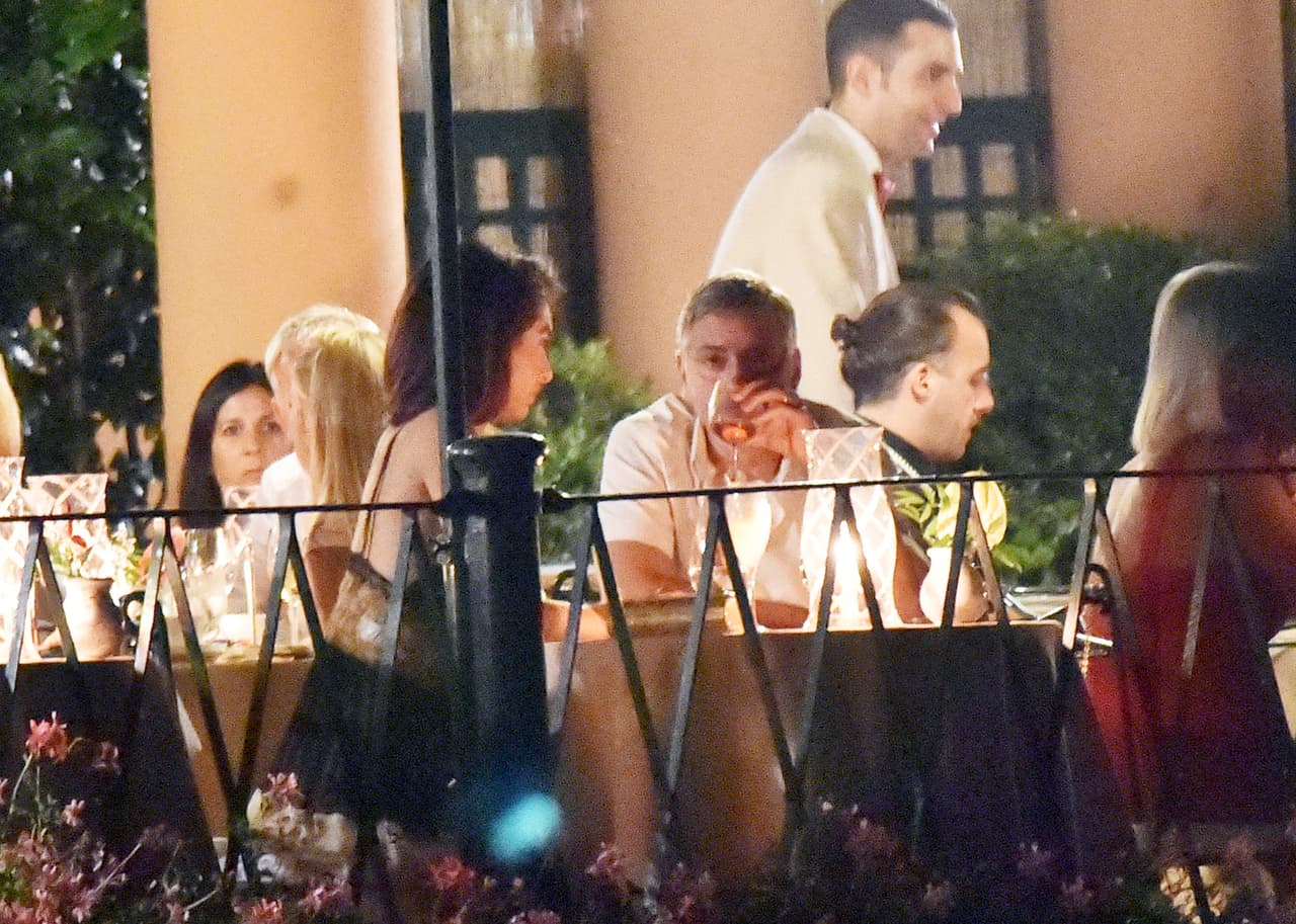 Mientras la cena llegaba George tomaba una copa.