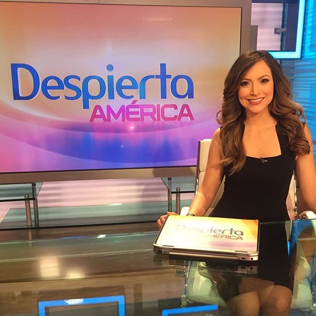 "satchapretto: ¡Buenos días! Muy agradecida de estar de regreso en @despiertaamericatv para informarles. Esta mañana tenemos lo último sobre las redadas migratorias que resultarían en la deportación de decenas de inmigrantes centroamericanos y las recomendaciones de los expertos." (4 de enero, 2016).
