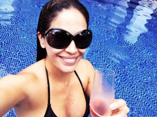 ¡Que siga la celebración! Karla sigue disfrutando del nuevo año. (1ro de enero, 2016).