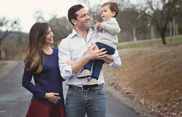 "¡Muy feliz año nuevo de nuestra familia a la suya! ¡Esperamos que el 2016 este lleno de salud, amor, júbilo y prosperidad! Reciban nuestra más sincera gratitud por el apoyo que nos han mostrado año tras año. ¡Se les quiere!", dijo Satcha Pretto. (1ro de enero, 2016).