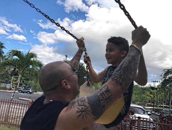 Imposible no sonreír y darle like a fotos como estas, con un paseo en el parque.