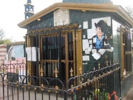 Luego del asesinato de Valentín Elizalde, sus restos fueron depositados en el mausoleo familiar en el panteón municipal de Guasave, Sinaloa.