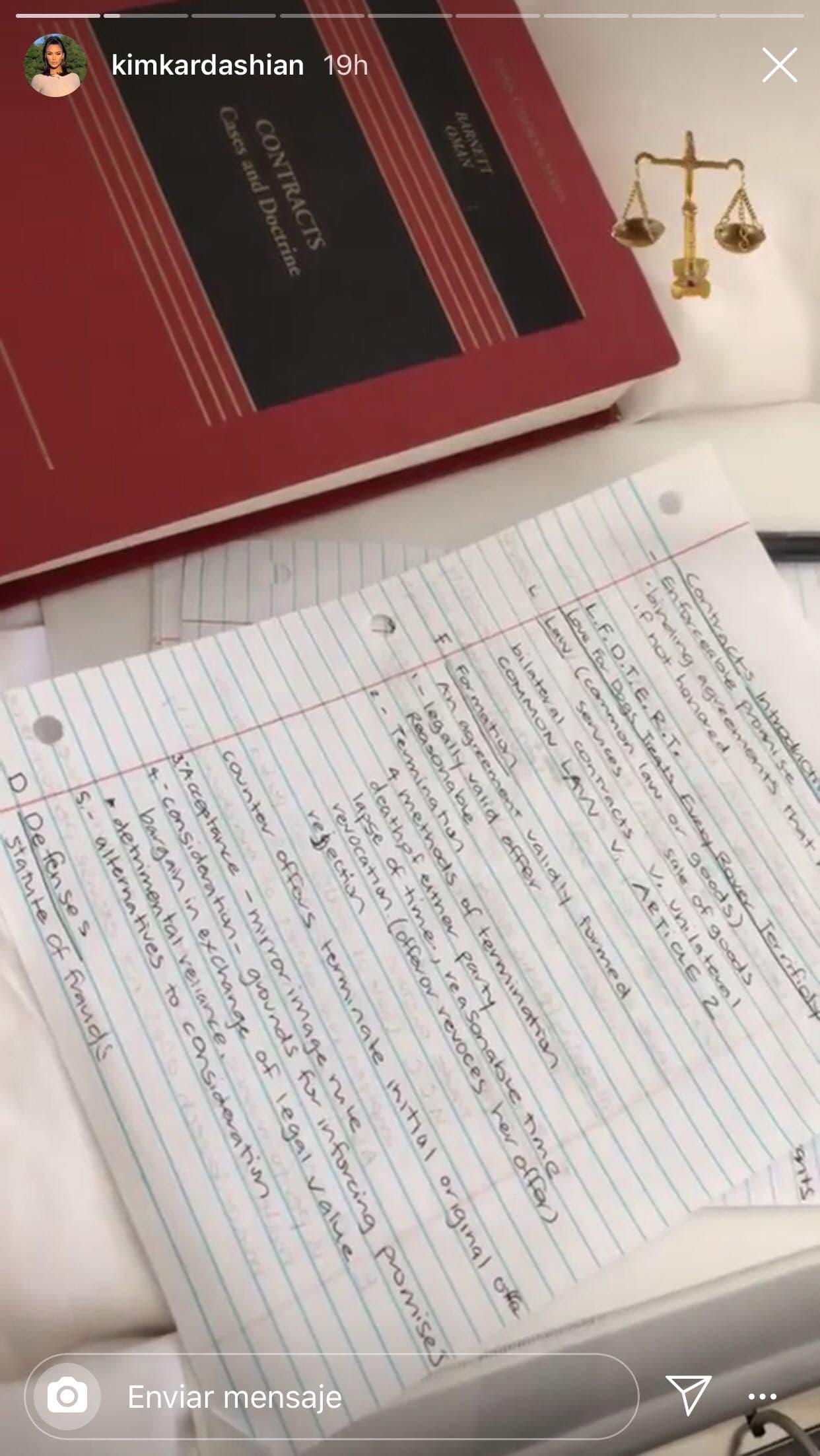 "Aunque probablemente todos estén en una parrillada, hoy 
<b><a href="https://www.univision.com/famosos/a-kim-kardashian-le-ofrecen-trabajo-como-abogada-incluso-con-ropa-video" target="_blank">estoy estudiando</a></b> contratos", se escucha decir a Kim en el video, en el que ella no apareció en pantalla.