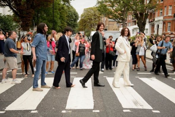 El elenco del musical 'Let It Be' recrean la famosa foto en el Abbey Road recordando a los Beatles.