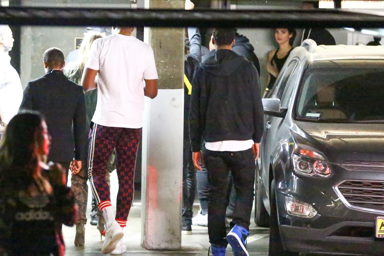 Un día después se vio a Khloé y Tristan de fiesta en Los Ángeles acompañados por Kendall Jenner, lo que confirmó que el basquetbolista viajó con Khloé.
<br>