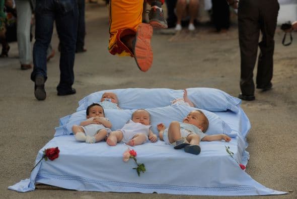 El festival del Salto sobre Bebés es una práctica tradicional española llevada acabo durante el Corpus Christi.