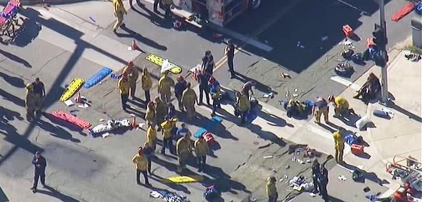 Paramédicos y bomberos comenzaron la difícil tarea de atender a los lesionados dentro del IRC.