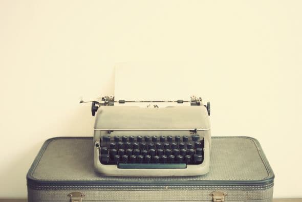 4) Busca un living con personalidad. Michael Murphy, diseñador de interiores y productor de tendencias de Lamps Plus nos dijo que, una buena estrategia es ser muy selectivo con los objetos vintage a utilizar en el living: libros viejos, troncos envejecidos o maletas dan un acento único.