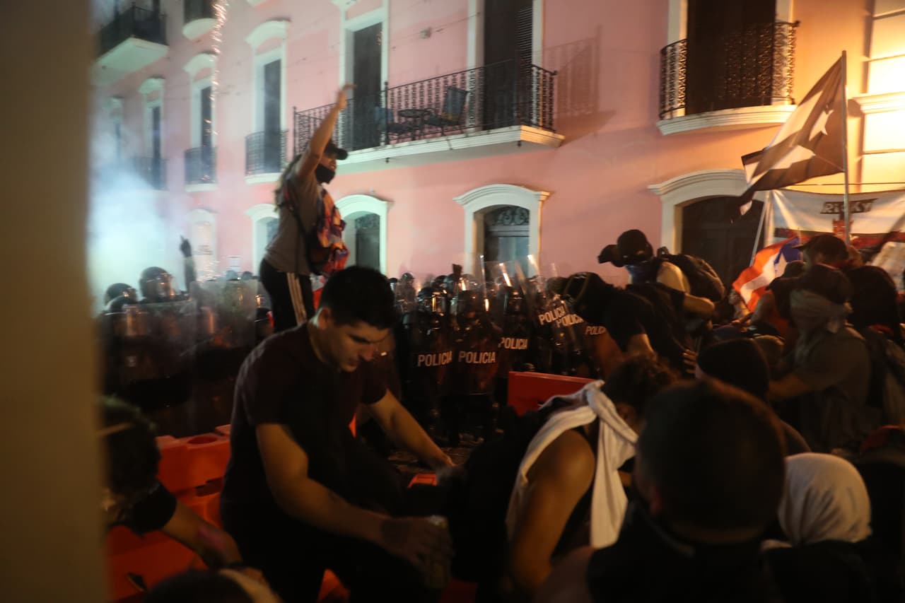 Manifestantes y policías se enfrentan durante una protesta contra Ricardo Rosselló.