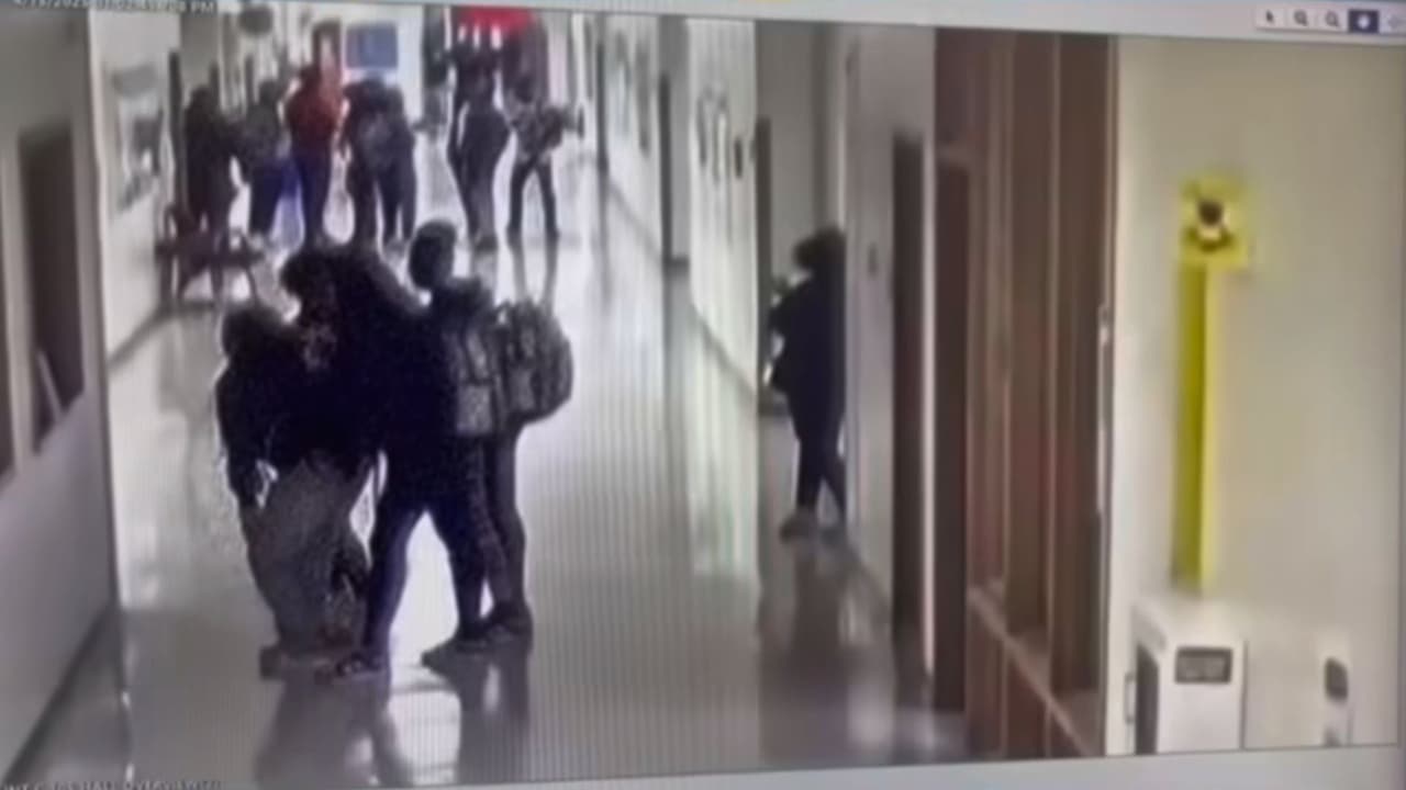 Un video difundido por
<i><a href="https://www.facebook.com/profile.php?id=100068538127651" target="_blank">Dallas Crime Breaking News</a></i> muestra el momento exacto en que
<b> <a href="https://www.univision.com/local/dallas-kuvn/tiroteo-wilmer-hutchins-dallas-arresto-joven-17-anos-fianza-600-mil" target="_blank">un joven entra armado a Wilmer Hutchins High School y abre fuego en uno de los pasillos</a></b>, la tarde del martes 15 de abril.