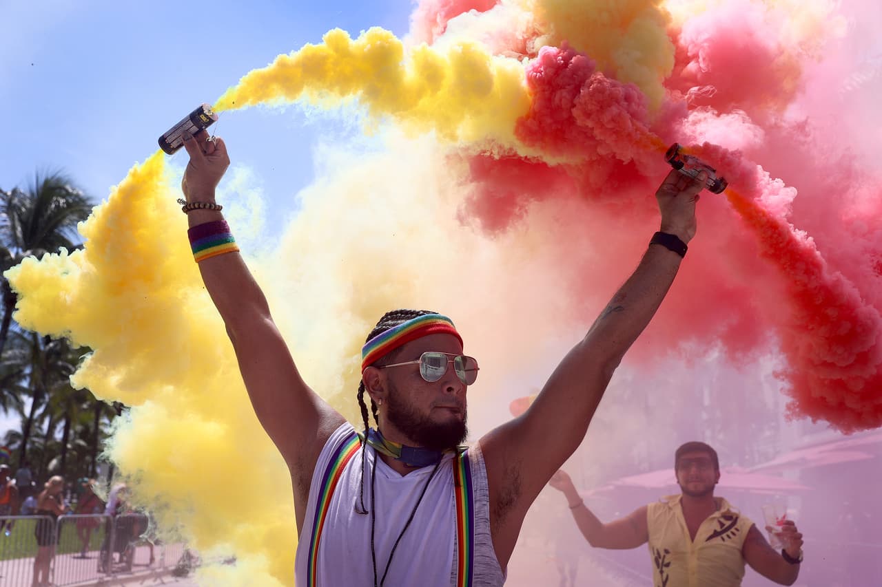 El desfile del orgullo gay atrae a miles de personas de todas partes del país y de todas las edades.