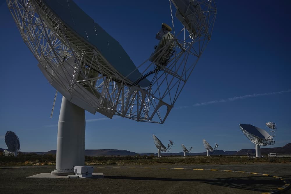 Astrónomos estudian una "fuerte señal" del espacio en busca de vida extraterrestre