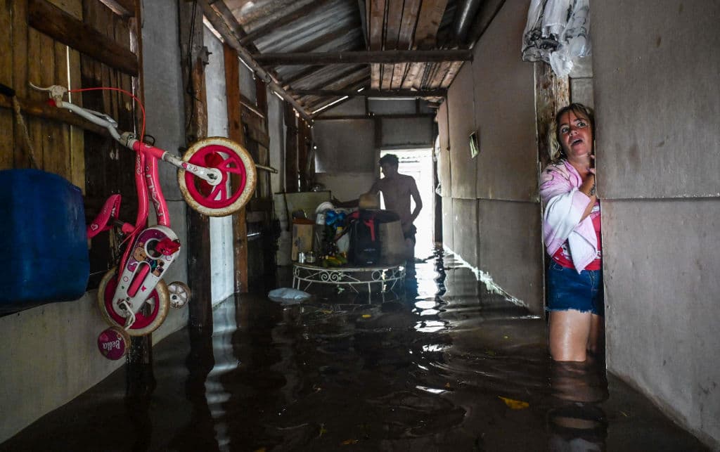 Si en Artemisa, Cuba, las inundaciones son un problema, como muestra la foto, en Florida las personas que residen en zonas costeras e inundables ya deben tener una idea del peligro al que se exponen.