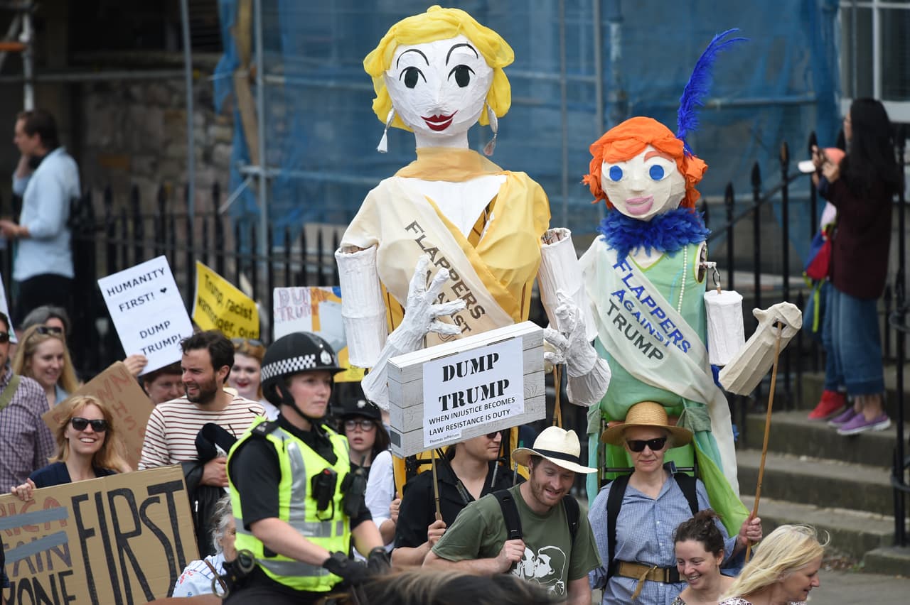 Las marchas civiles han mostrado un alto nivel de preparación, no solo en el nivel de convocatoria que ha superado las expectativas, sino en la cantidad de pancartas, títeres, y globos de los que se han valido para dejarle claro al mundo su animadversión por Trump.