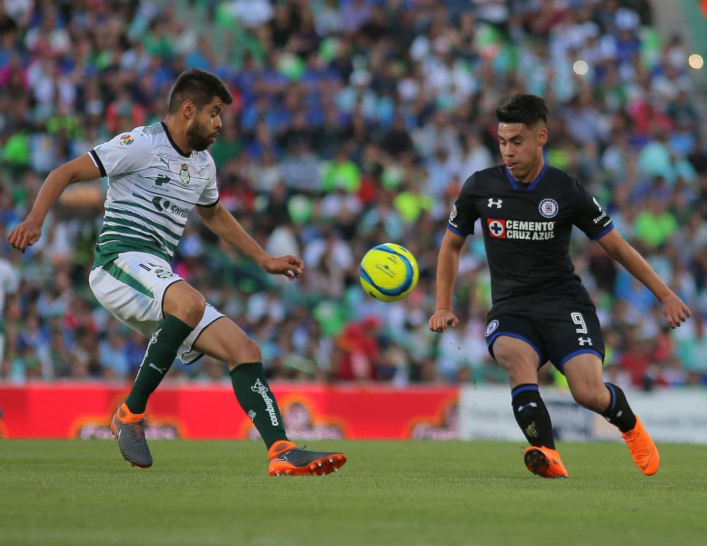 Araujo ha sido uno de los defensas de la Liga MX más elogiados, de ahí sus llamados al Tricolor y ahora a ser material de exportación, ya que recalará en tierras gallegas con el Celta en Vigo.