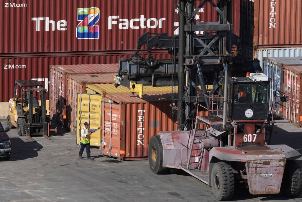 El Puerto de Miami es un motor económico importante del condado de Miami-Dade, genera 340 mil 78 puestos de trabajo y aporta 
<a href="https://www.miamidade.gov/global/release.page?Mduid_release=rel1715952722118863"><u>61 mil millones de dólares anuales a la economía</u></a>.
<br>