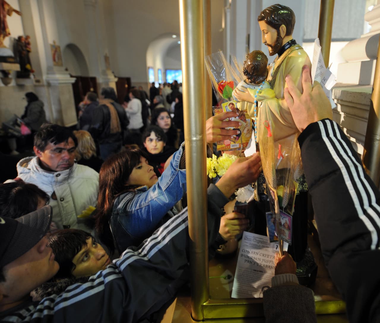¿Por qué San Cayetano es el santo patrono del pan, el trabajo y la Santa Providencia? Según la historia, un campesino le oró hace siglos por la falta de agua y a modo de agradecimiento, le dejó una espiga de trigo (con la cual se elabora el pan) a los pies de su imagen.