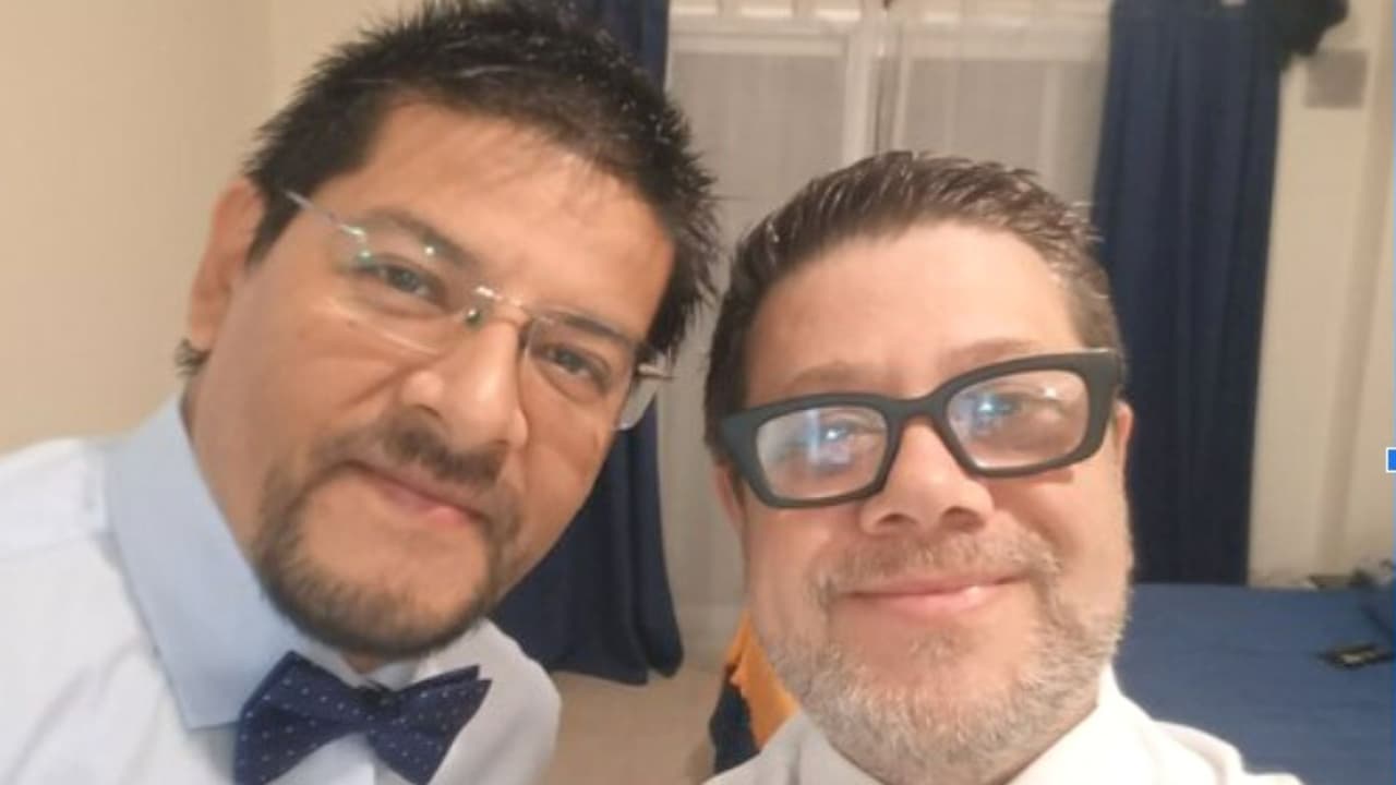 Hombre se divorcia de su esposa después de 26 años y sorprende a todos al enamorarse de su vecino