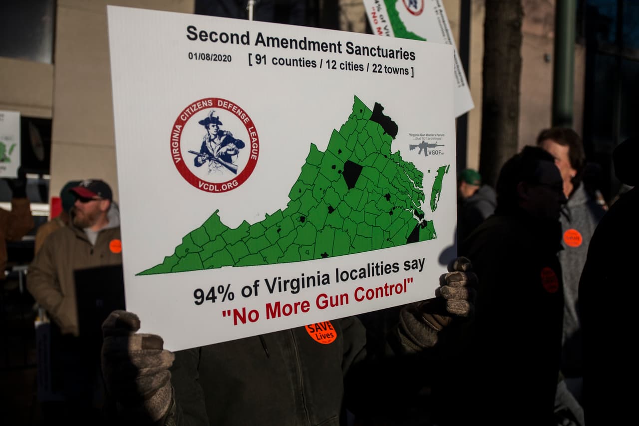 Las nuevas restricciones han sido duramente criticadas por gobiernos locales del estado y más de 100 condados y localidades se han declarado como santuarios de la Segunda Enmienda, amenazando con no aplicarlas.