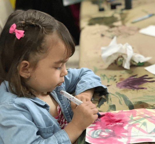 "Amo ver cómo creces chiquita muy concentrada pintando": compartió la orgullosa mamá en su cuenta de Instagram, días antes de que naciera su hermanito.