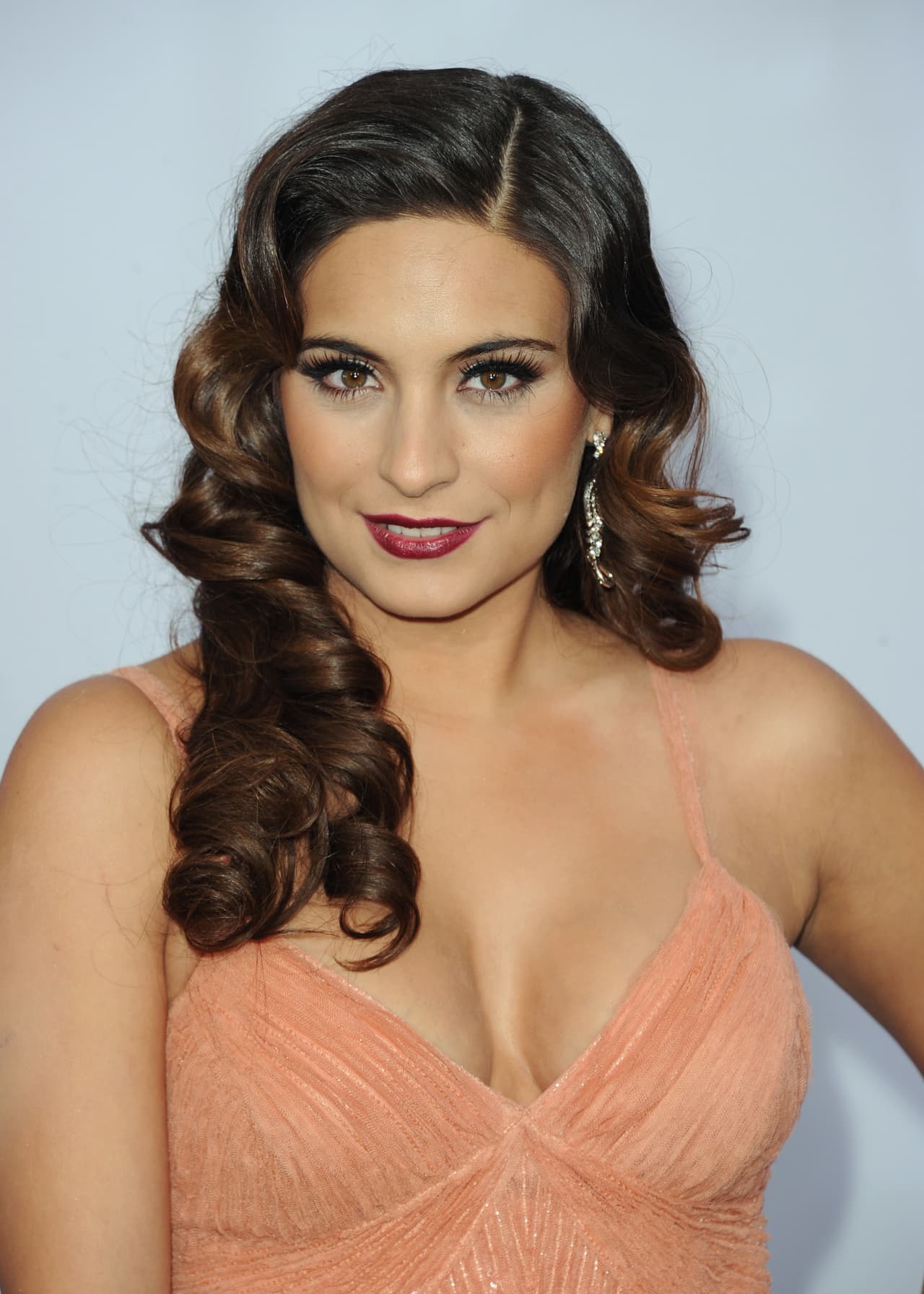 <b>9.</b> Ana Brenda Contreras también ha lucido una cabellera de reina y en Latin GRAMMY nos ha dado muestra de ello. La actriz ha revelado que trata evitar los tintes y además aplica alguna mascarilla en el cabello por lo menos una vez a la semana. Adicional a eso evita el uso de secadores.