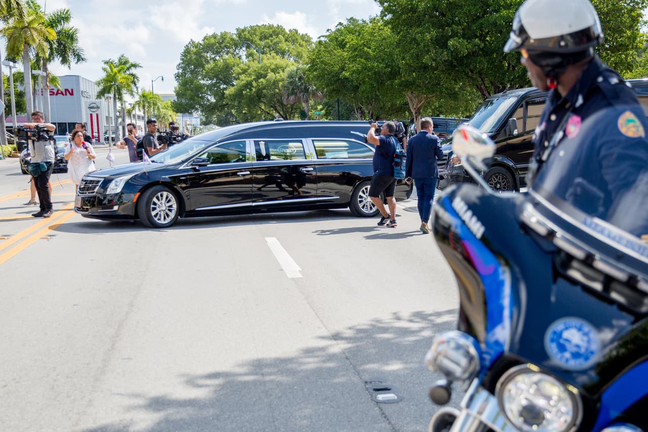 La carroza con el cuerpo salió de la funeraria Caballero Rivero de La Pequeña Habana, Miami, hacia el Auditorio del condado de Miami-Dade, a un poco más de una milla de distancia.