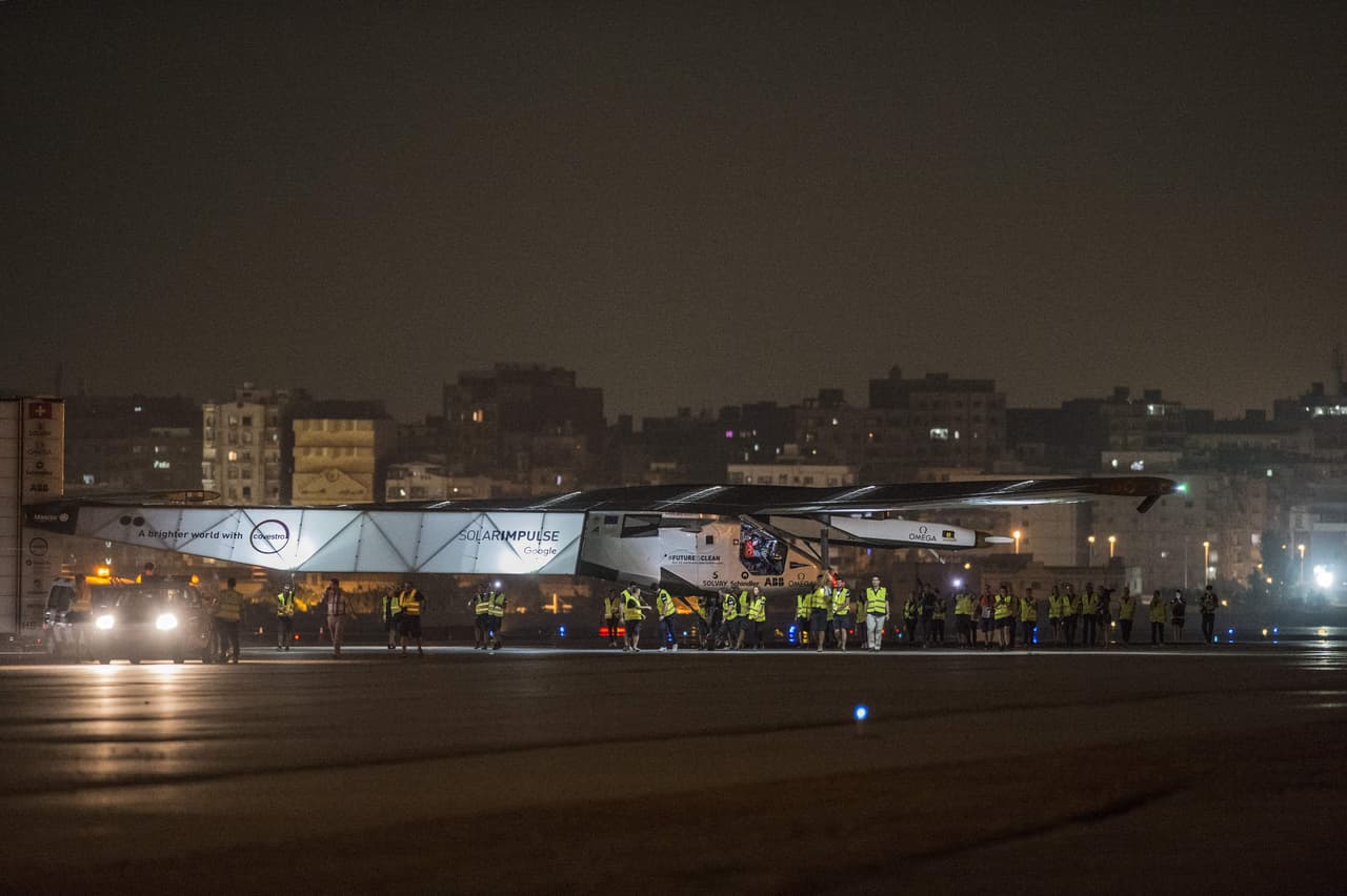 Etapa 17. De Egipto hacia Dubai. Después de varios días de posponerlo por malestares del piloto y olas de calor, el llamado Solar Impulse 2 despegó la madrugada de este domingo desde El Cairo en su última etapa de la vuelta al mundo que podría extenderse entre 48 y 72 horas.