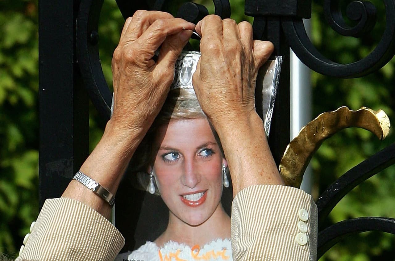 "Hacemos preguntas tipo: ¿Crees que la realeza estuvo involucrada?, ¿crees que Diana estaba embarazada?", continuó Turner.