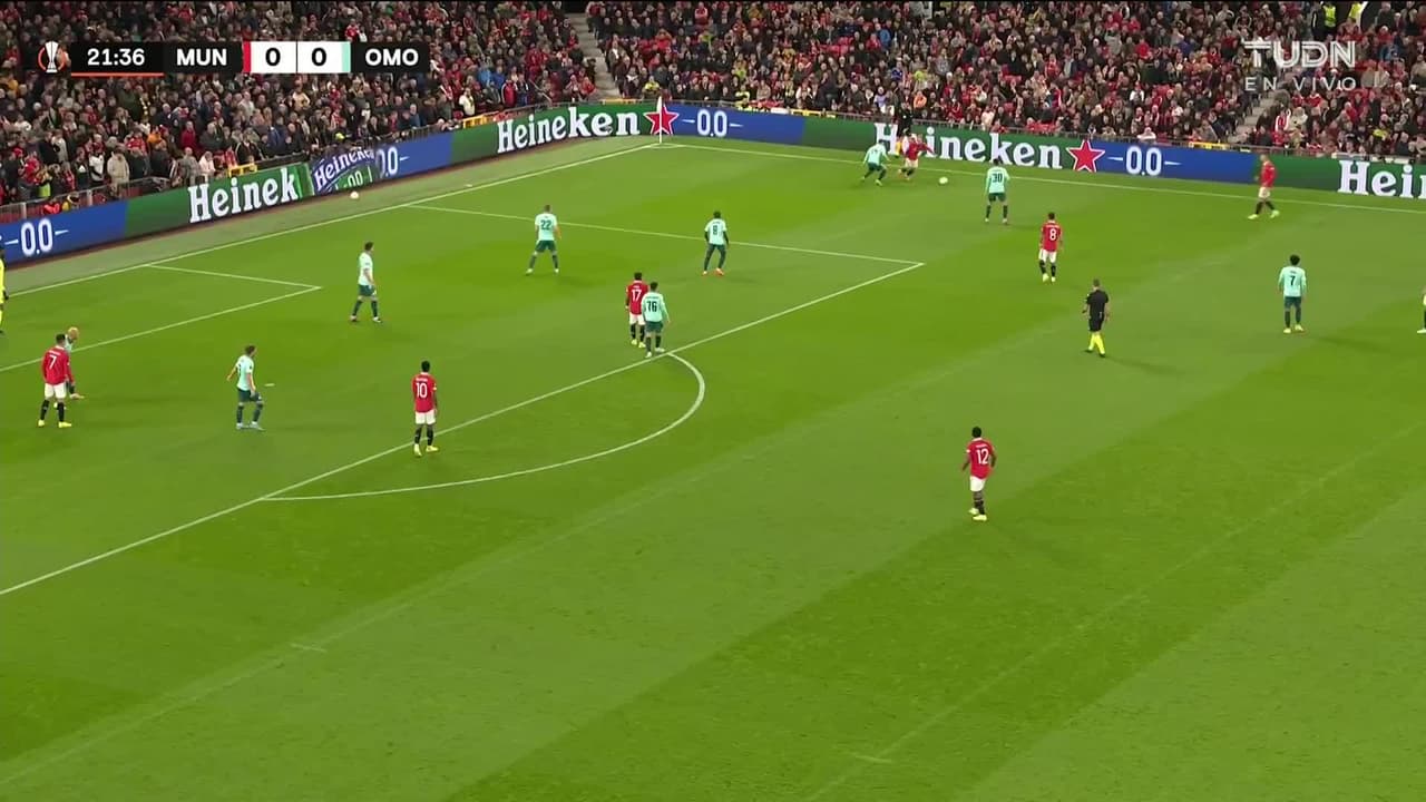 ¡TIRO ATAJADO! disparo por Marcus Rashford.