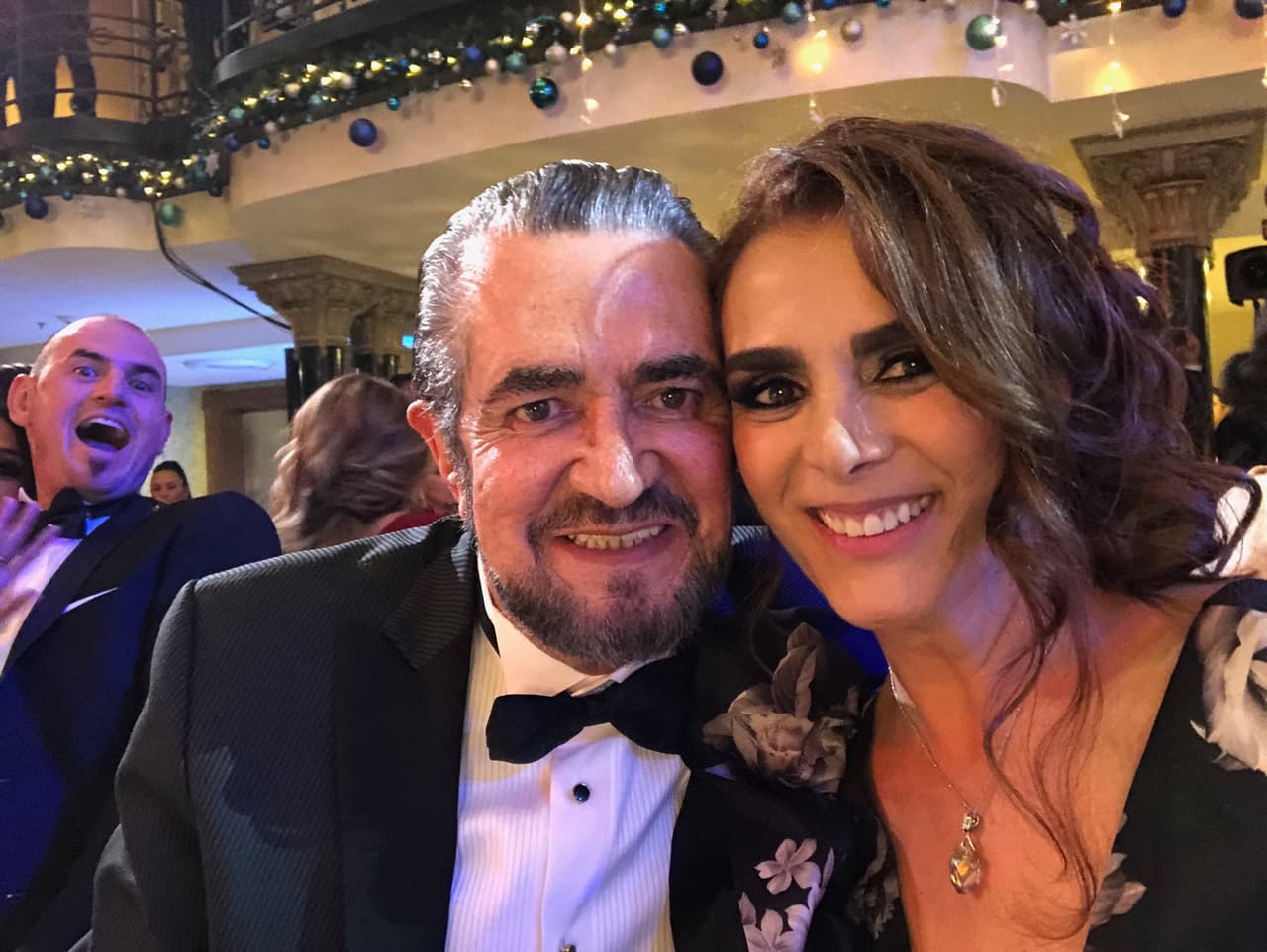Hace unos días, el actor celebró 35 años de casado con esta fotografía donde dedicó un emotivo mensaje a su esposa a través de su cuenta de twitter. "Hoy cumplimos 35 años de feliz unión, te amo eres mi ángel,siempre en las buenas y en las malas,eres una gran mujer,una gran madre, hija, hermana en fin me saque la lotería", escribió.