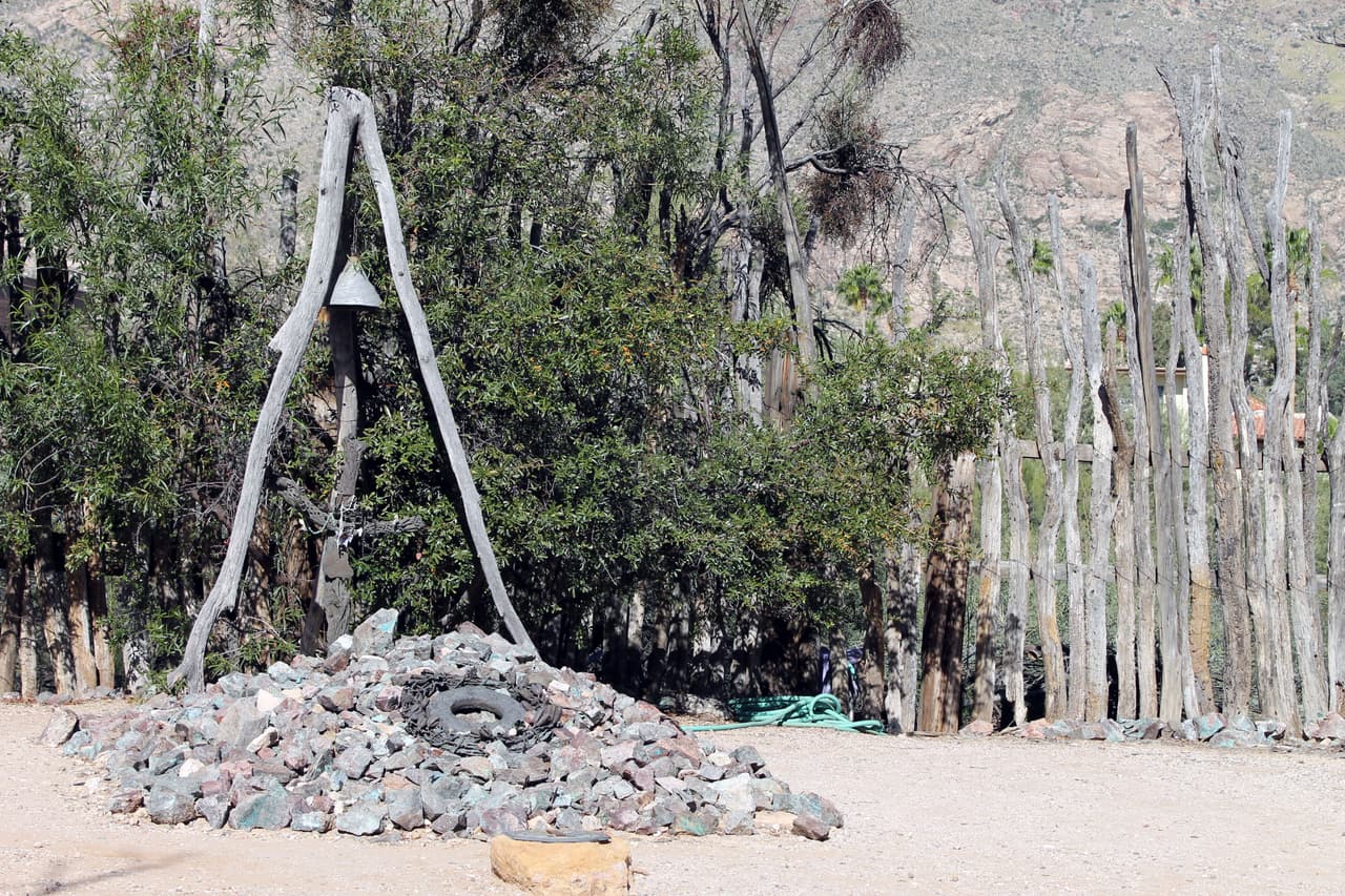 Lugar donde reposan los restos de DeGrazia en los terrenos de la misión.