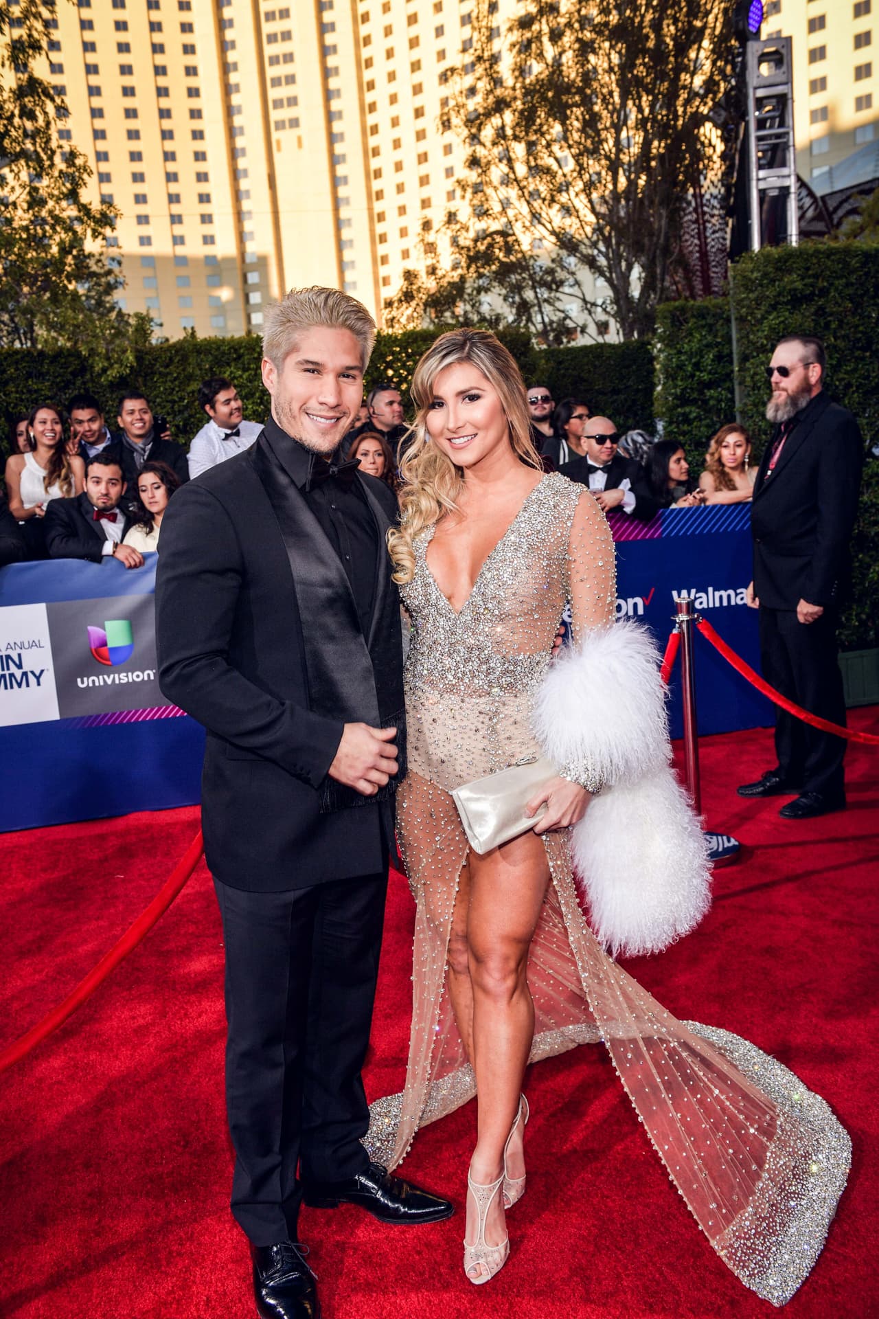 Chino llegó con su bellísima novia, Natasha Araos.