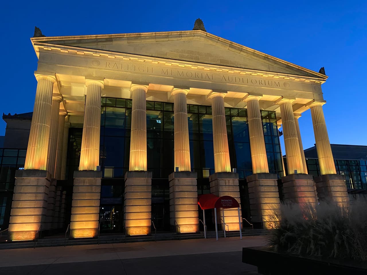 Así se iluminó el Raleigh Memorial Auditorium.