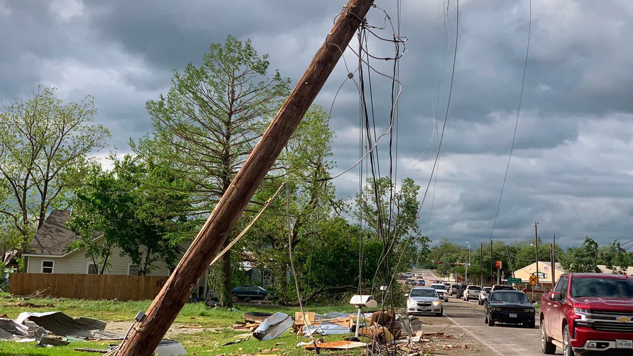 También hay varios postes eléctricos derribados.