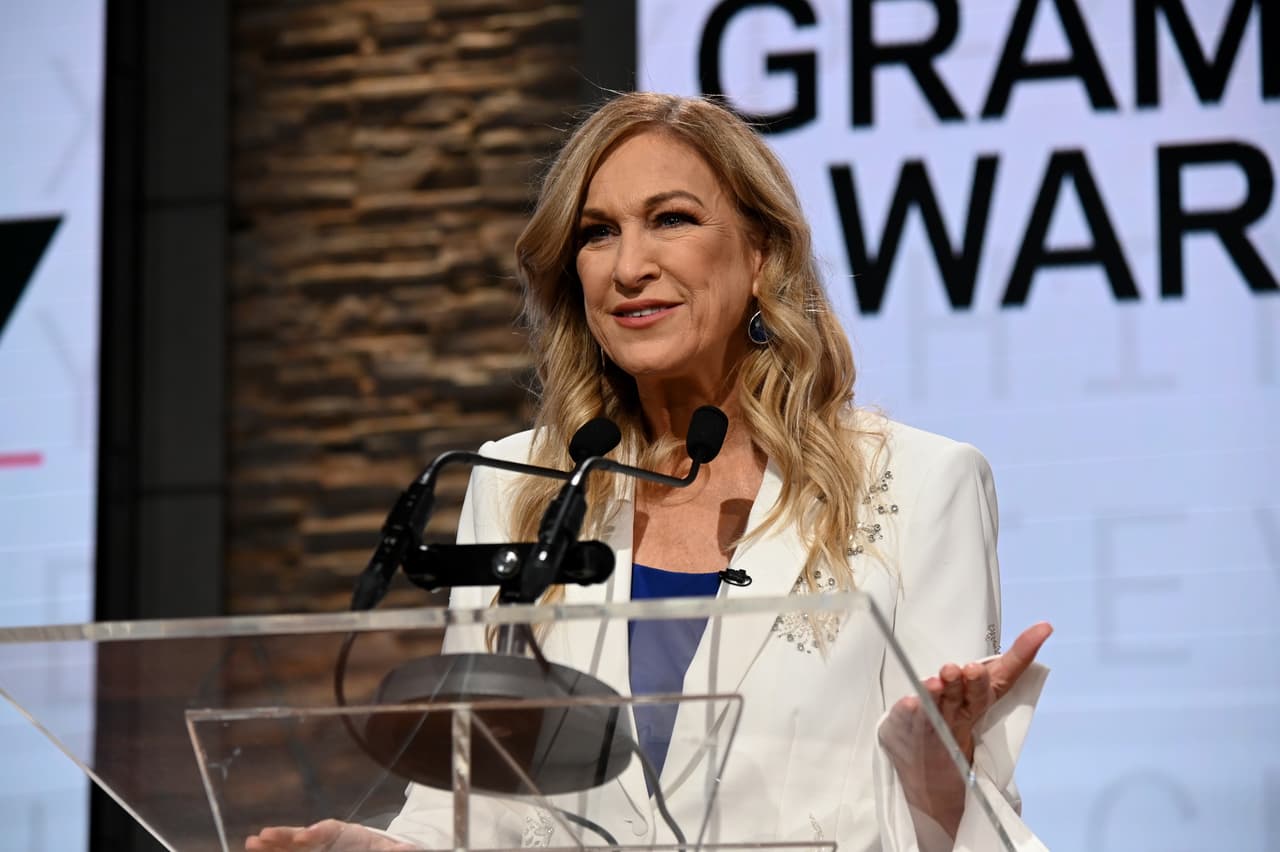 Dugan, quien fue despedida por 
<b>"mala conducta"</b>, según difundió la Academia en un comunicado a 
<a href="https://edition.cnn.com/2020/01/23/entertainment/deborah-dugan-grammys/index.html" target="_blank">CNN</a>, se presentó en los programas televisivos 'Good morning America' y 'CBS this morning' para afirmar que la decisión es una represalia en su contra por presentar acusaciones de acoso sexual y actos de corrupción en las nominaciones.